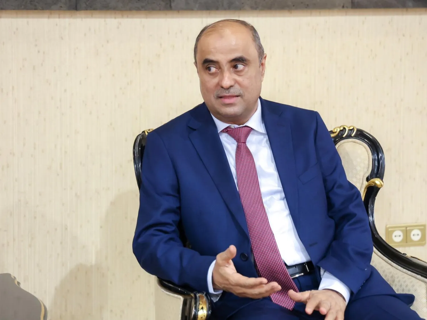 أكد رئيس الوزراء اليمني أن العملة لا تتحسن بالشعارات بل بالقرارات الصعبة (الشرق الأوسط)