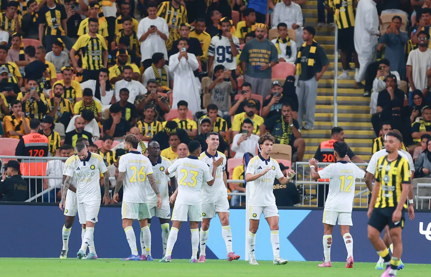 لاعبو النصر يهنئون القائد رونالدو بعد الهدف (تصوير: عدنان مهدلي)