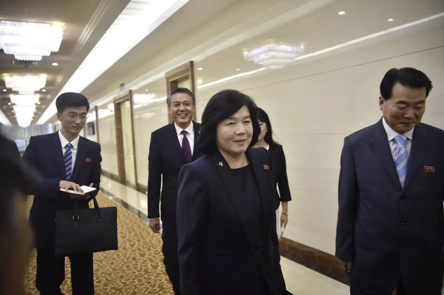 وزيرة الخارجية الكورية الشمالية تشوي سون هوي في مطار بيونغ يانغ خلال توجهها إلى الصين (ا.ف.ب)