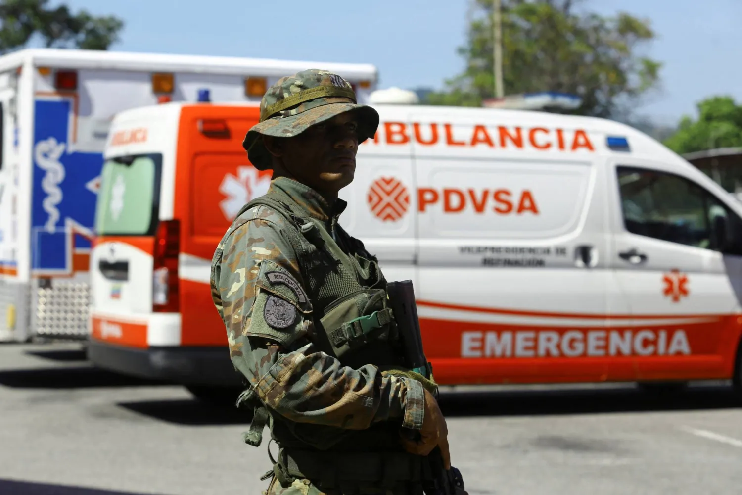 جندي من جيش فنزويلا خلال تدريبات وطنية على مواجهة الزلازل والكوارث الطبيعية (رويترز)