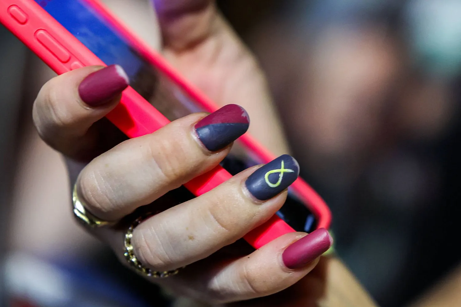 تلقّى إسرائيليون مكالمات تُغريهم بأموال للعمل لصالح إيران (أ.ف.ب)