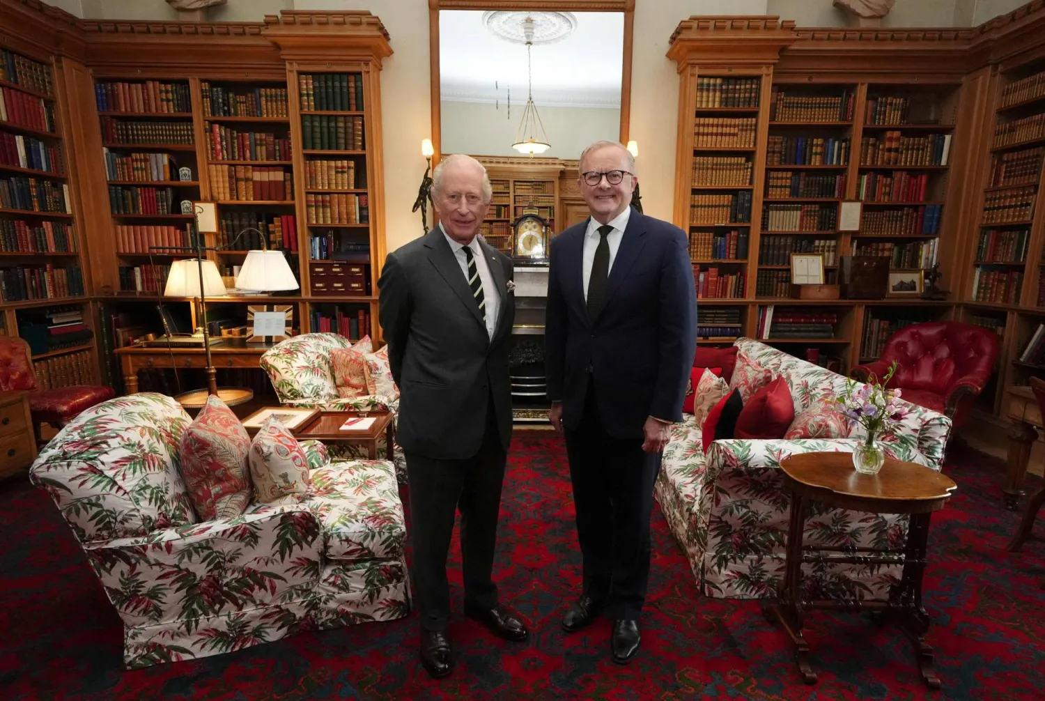 رئيس الوزراء الأسترالي أنتوني ألبانيزي خلال لقائه مع الملك تشارلز في اسكوتلندا (أ.ف.ب)