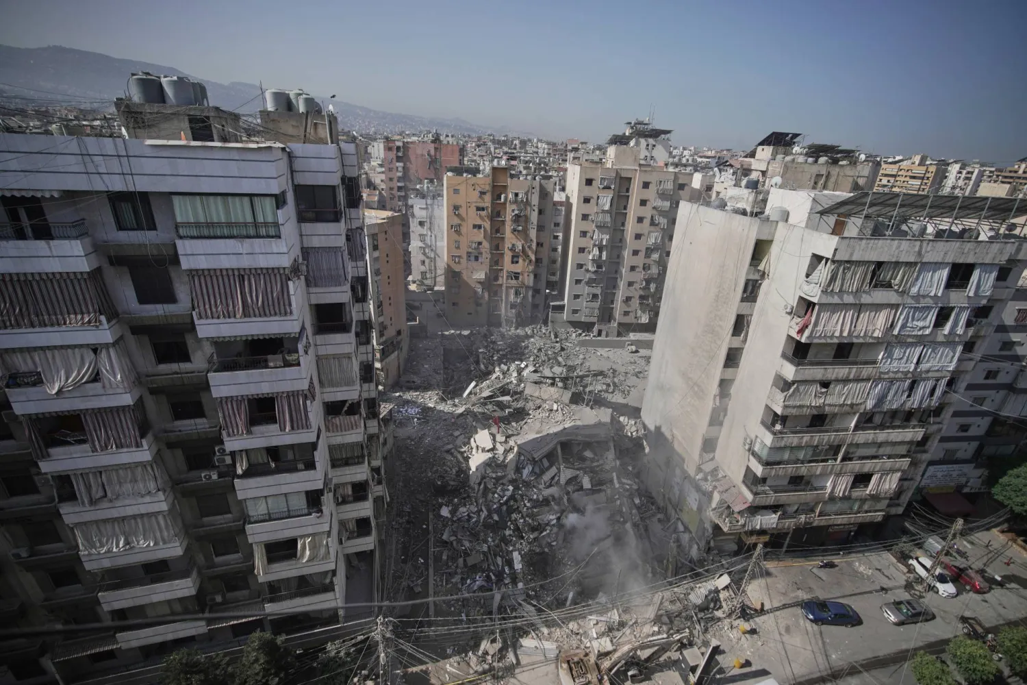 أحد الأحياء التي استُهدفت بقصف إسرائيلي سابق في ضاحية بيروت الجنوبية (أ.ب)