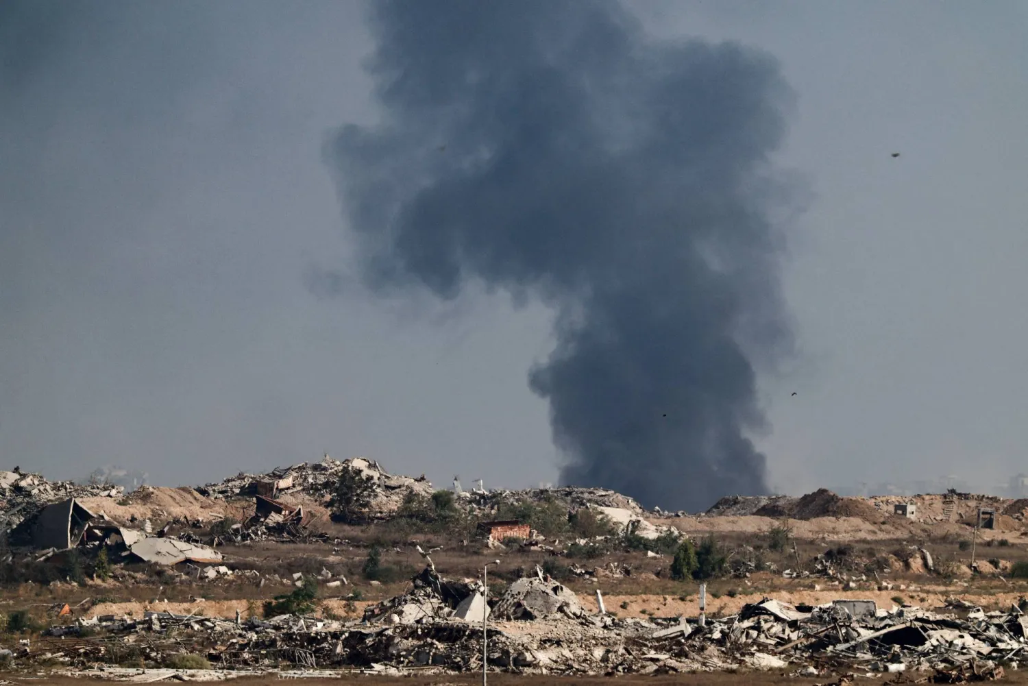 تصاعد الأدخنة جراء القصف الإسرائيلي على غزة (رويترز)