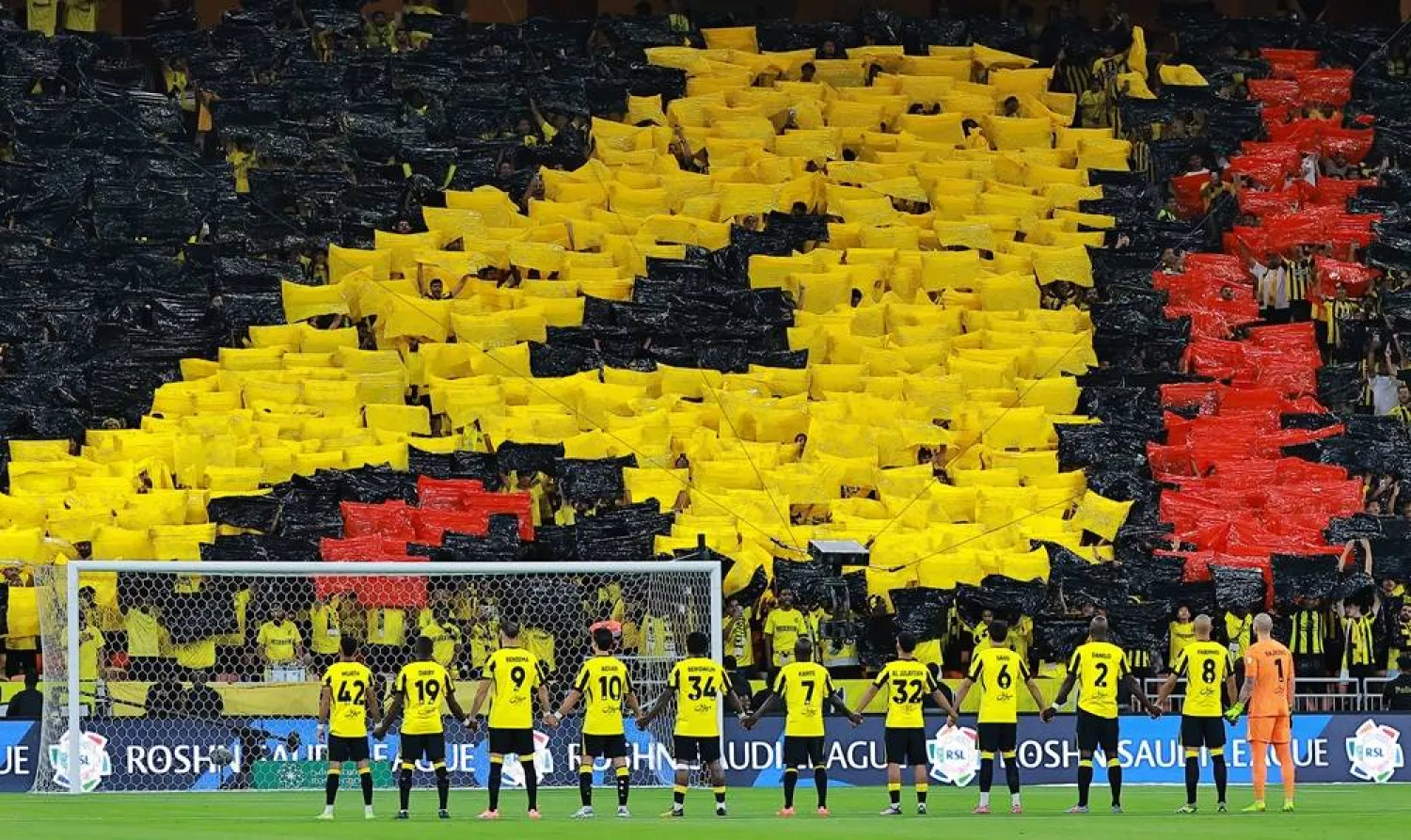 Football - Saudi Pro League – Al-Ittihad v Al-Nassr - King Abdullah Sport City Stadium, Jeddah, Saudi Arabia - September 26, 2025 Al-Ittihad players in front of fans before the match. (Reuters) 