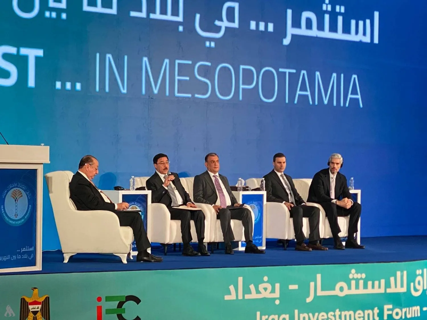 محافظ البنك المركزي العراقي علي العلاق يتحدث في إحدى جلسات ملتقى العراق للاستثمار (إكس)