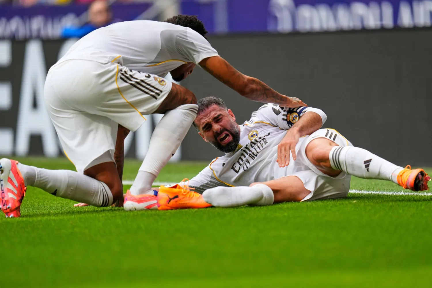 داني كارفخال لحظة تعرُّضه لإصابة خلال مواجهة أتلتيكو مدريد (أ.ب)