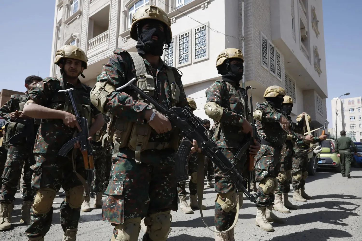 الحوثيون يفرضون إجراءات أمنية مشددة ضد شخصيات سياسية واجتماعية في مناطق سيطرتهم (إ.ب.أ)