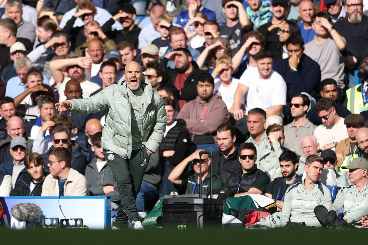 صيحات واستهجان ضد ماريسكا خلال المباراة (رويترز)