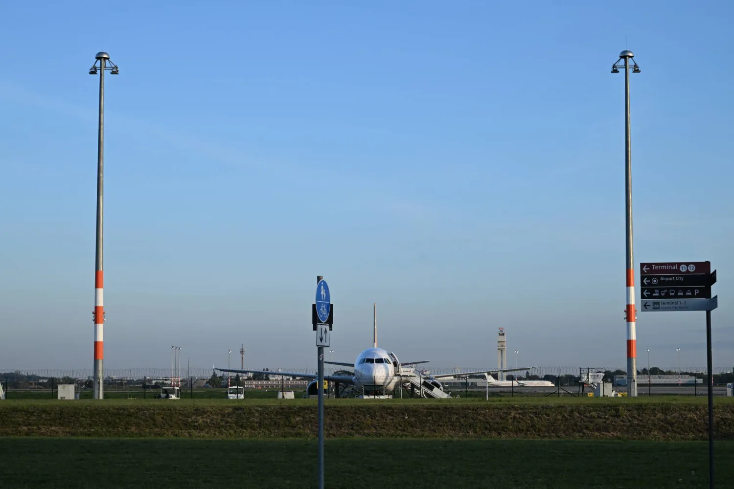 طائرة تقف على أرض مطار «BER» في شونفيلد اليوم بعد أن شلَّ الطيران المُسيَّر حركة مطارات الدنمارك ساعات (د.ب.أ)