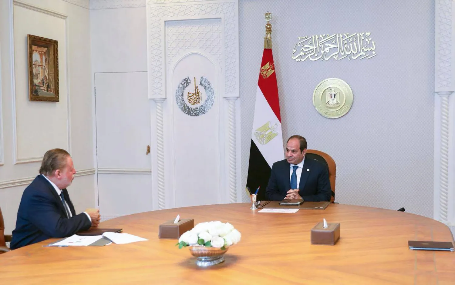 السيسي خلال اجتماعه مع محافظ البنك المركزي المصري حسن عبد الله (رئاسة الجمهورية)