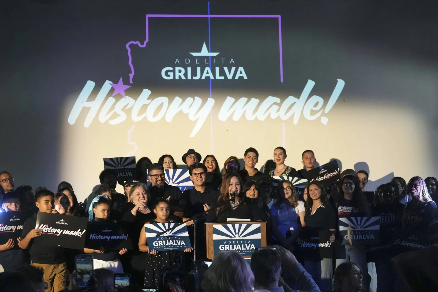 النائب غريجالفا تحتفي بفوزها في الانتخابات الخاصة في توكسون أريزونا - يوم 23 سبتمبر (أ.ب)