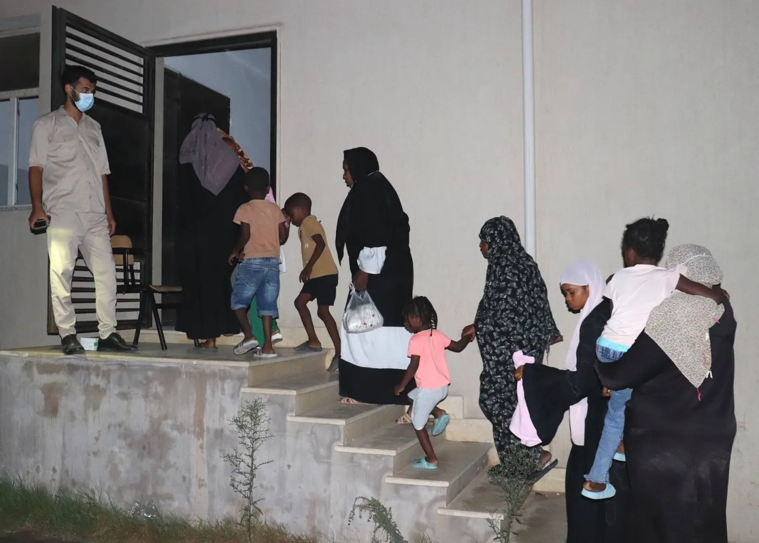 عناصر أمن تقتاد أسرة تقطن إحدى البنايات في صبراتة 27 سبتمبر (مديرية أمن صبراتة)