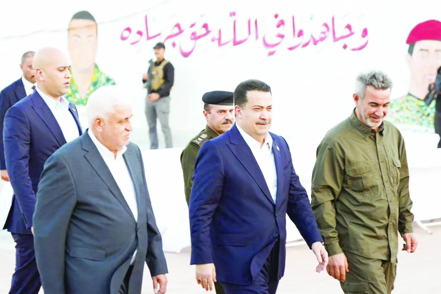 رئيس الوزراء العراقي محمد شياع السوداني يتوسّط رئيس «الحشد الشعبي» فالح الفياض ورئيس أركانه أبو فدك (أرشيفية - إعلام حكومي)