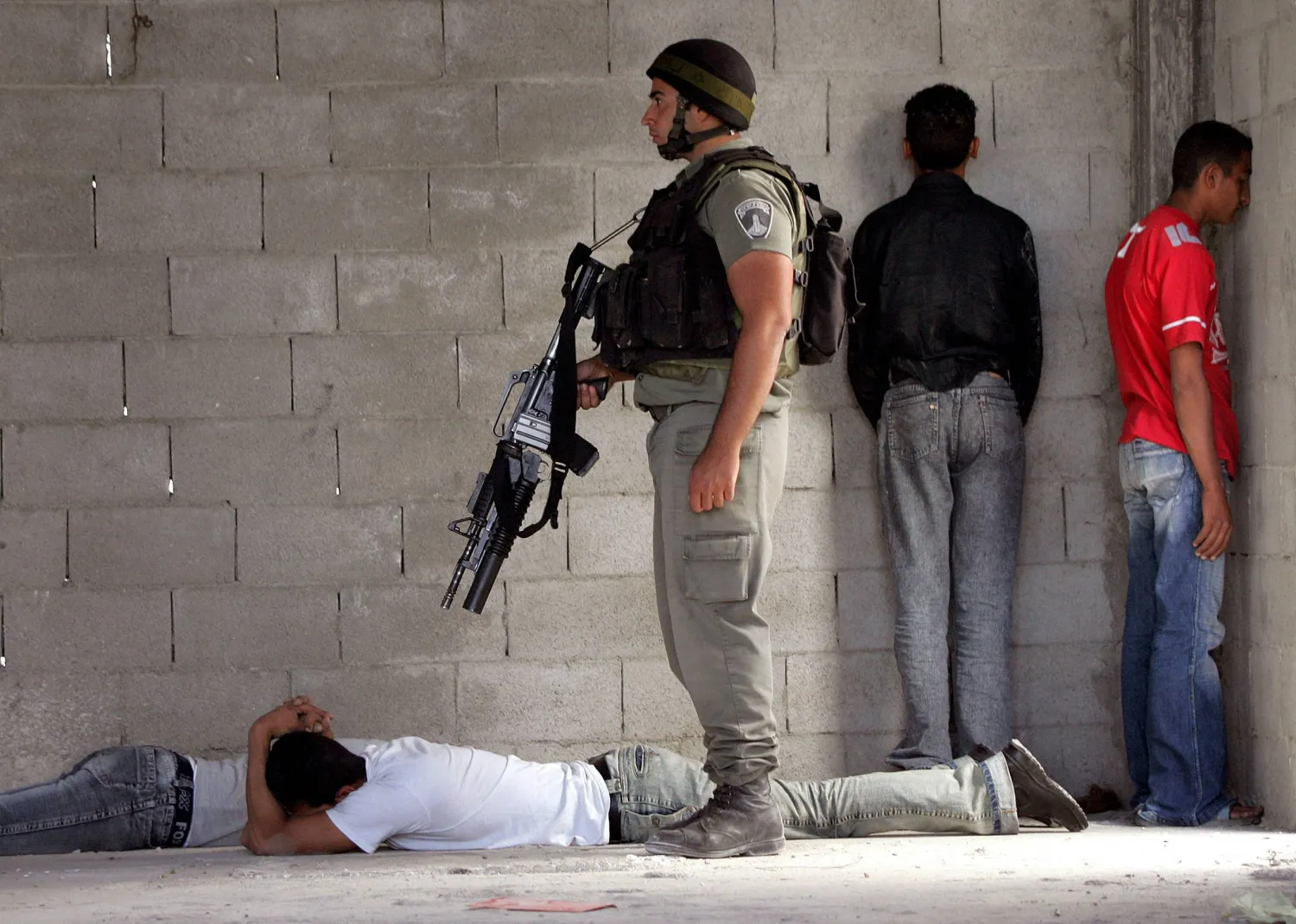 يواصل الجيش الإسرائيلي العمليات العسكرية الإسرائيلية في الضفة الغربية بالتوازي مع الحرب المستمرة في قطاع غزة (رويترز)