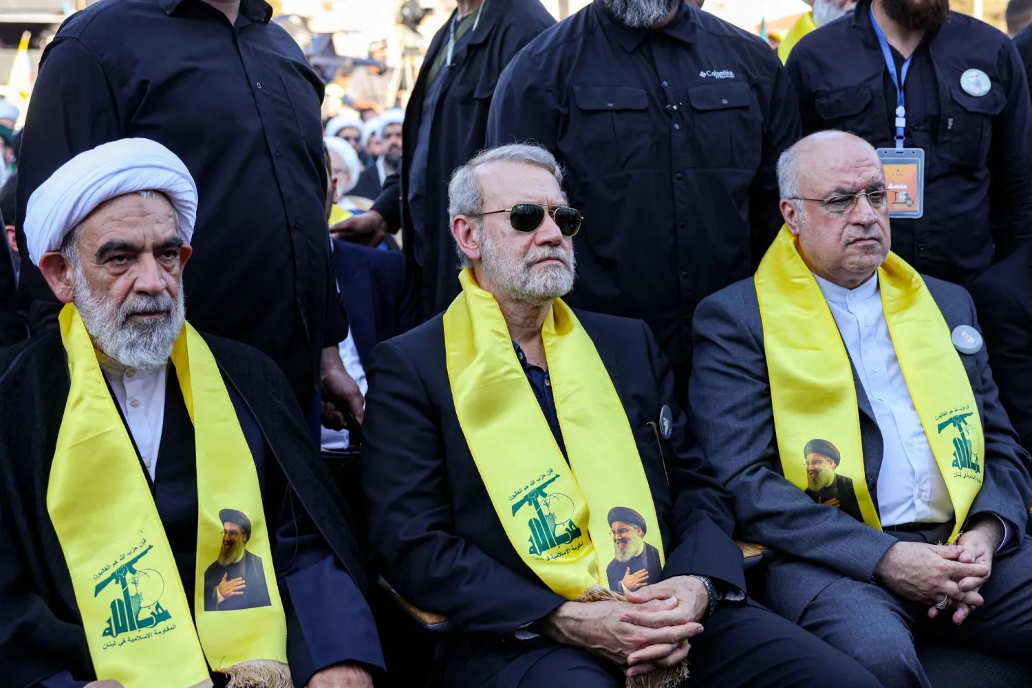 أمين المجلس الأعلى للأمن القومي الإيراني علي لاريجاني والسفير الإيراني مجتبى أماني خلال مشاركتهما في إحياء الذكرى الأولى لاغتيال أمين عام حزب الله السابق حسن نصر الله (أ.ف.ب) 