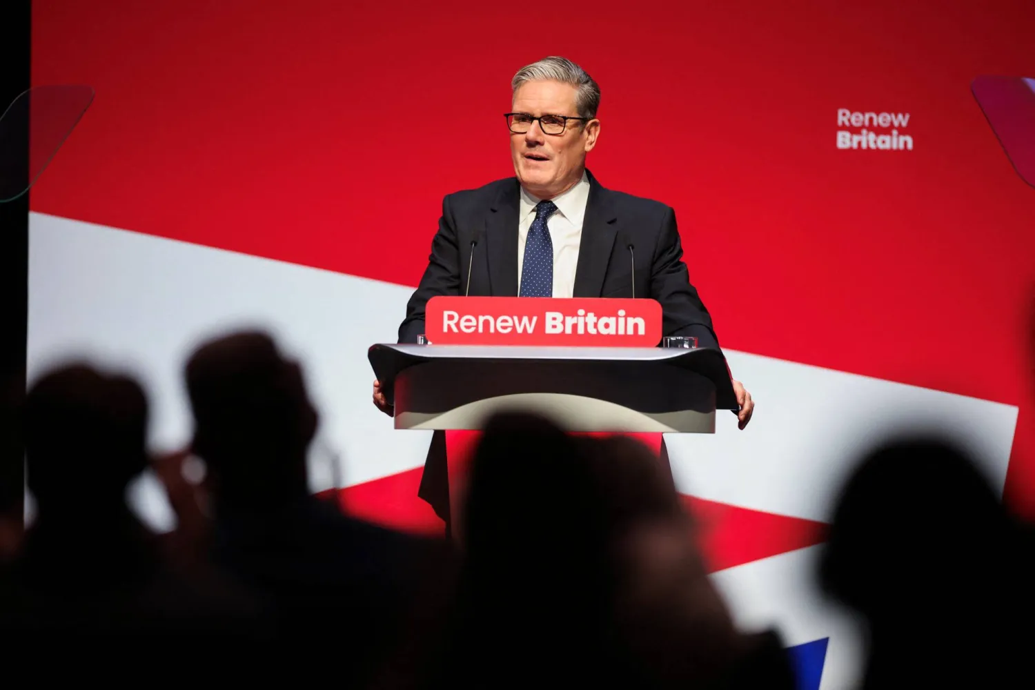 ستارمر يتحدّث خلال مؤتمر حزب العمال في ليفربول يوم 28 سبتمبر (رويترز)