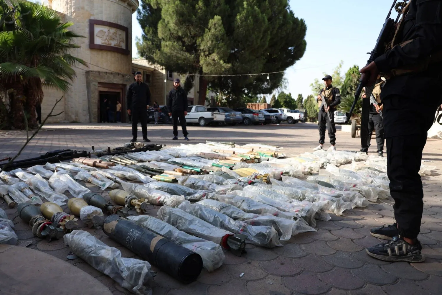 أسلحة متنوعة شملت قذائف «هاون» وقذائف «RPG» ورشاشات عيار «12.7» تمكنت مديرية الأمن الداخلي في منطقة القصير من ضبطها (الداخلية السورية)