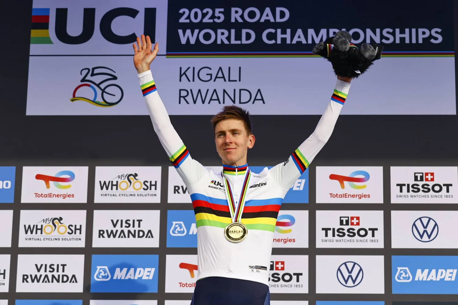 تادي بوغاتشر يحتفل بلقب بطولة العالم للدراجات على الطرق (إ.ب.أ)