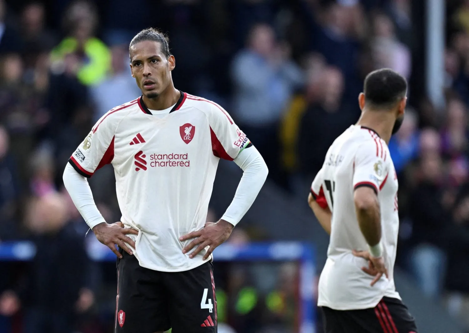 قائد ليفربول فيرجيل فان دايك محبط بعد الخسارة من كريستال (رويترز) 