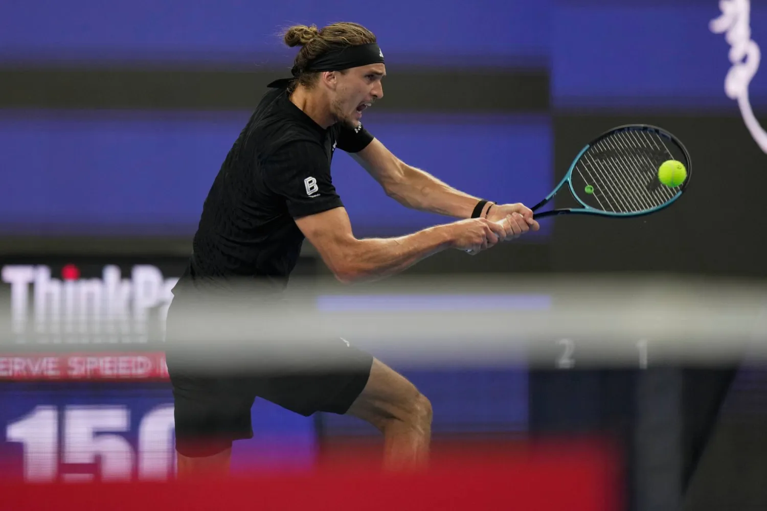 الألماني ألكسندر زفيريف يتقدم في «بكين»... (أ.ب)