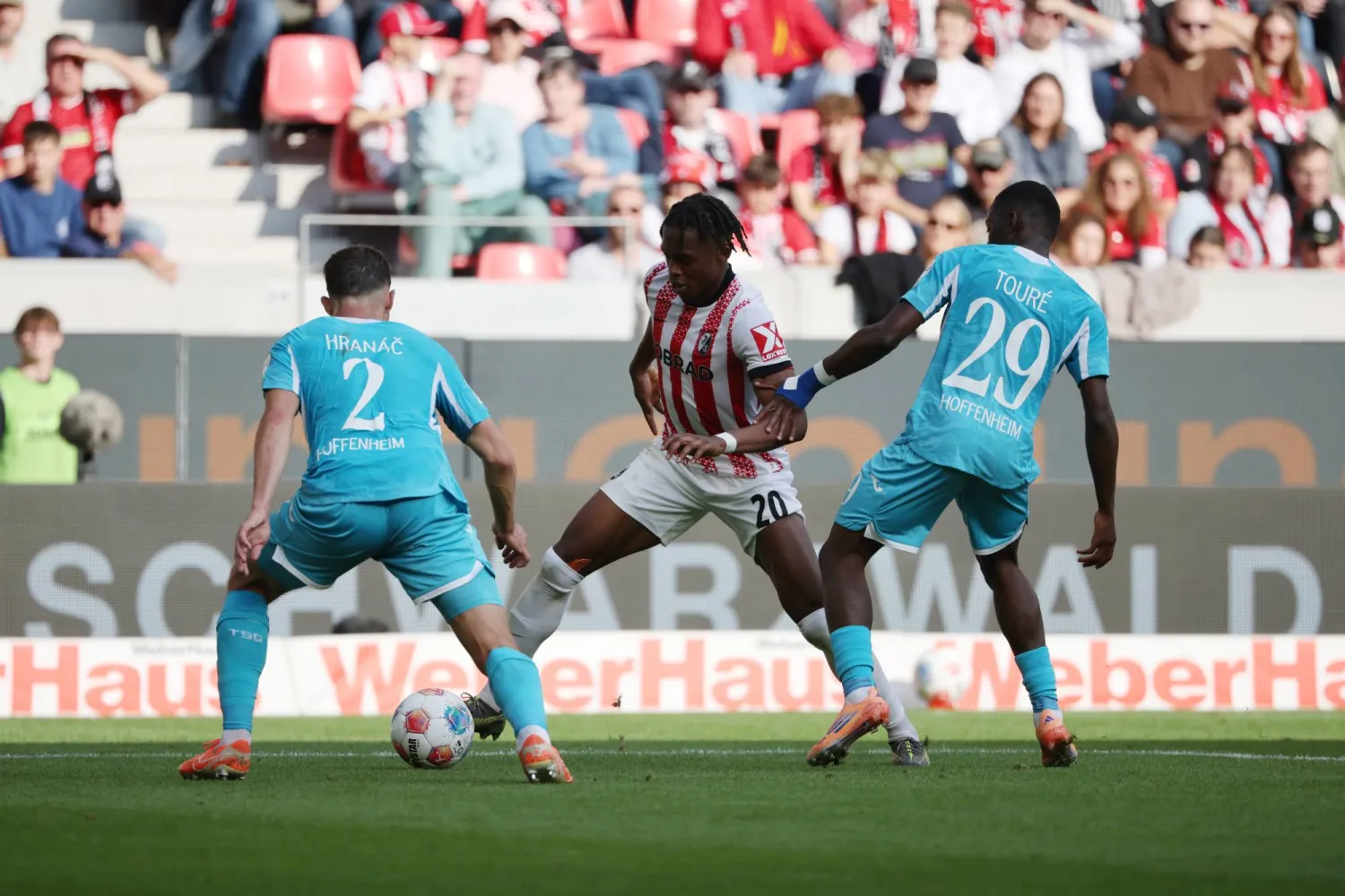 فرايبورغ اكتفى بالتعادل مع ضيفه هوفنهايم (د.ب.أ)