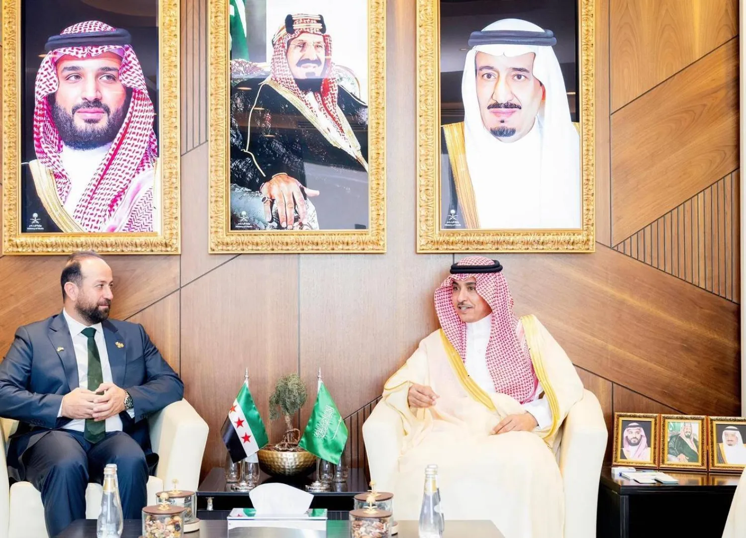 وزير الإعلام السعودي خلال استقباله نظيره السوري في مكتبه بالرياض الأحد (واس)