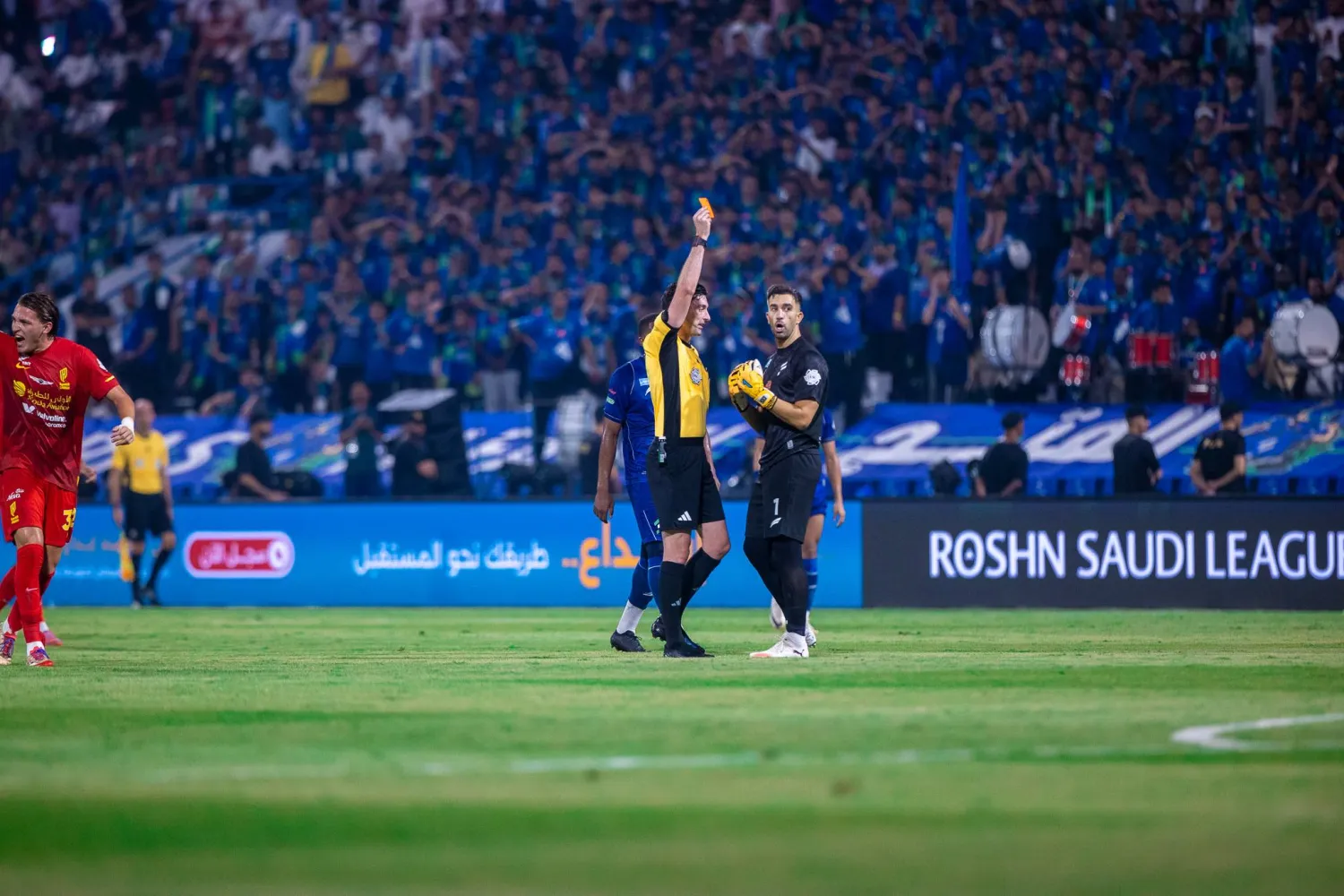 لحظة طرد حارس مرمى فريق الفتح (تصوير: عيسى الدبيسي) 