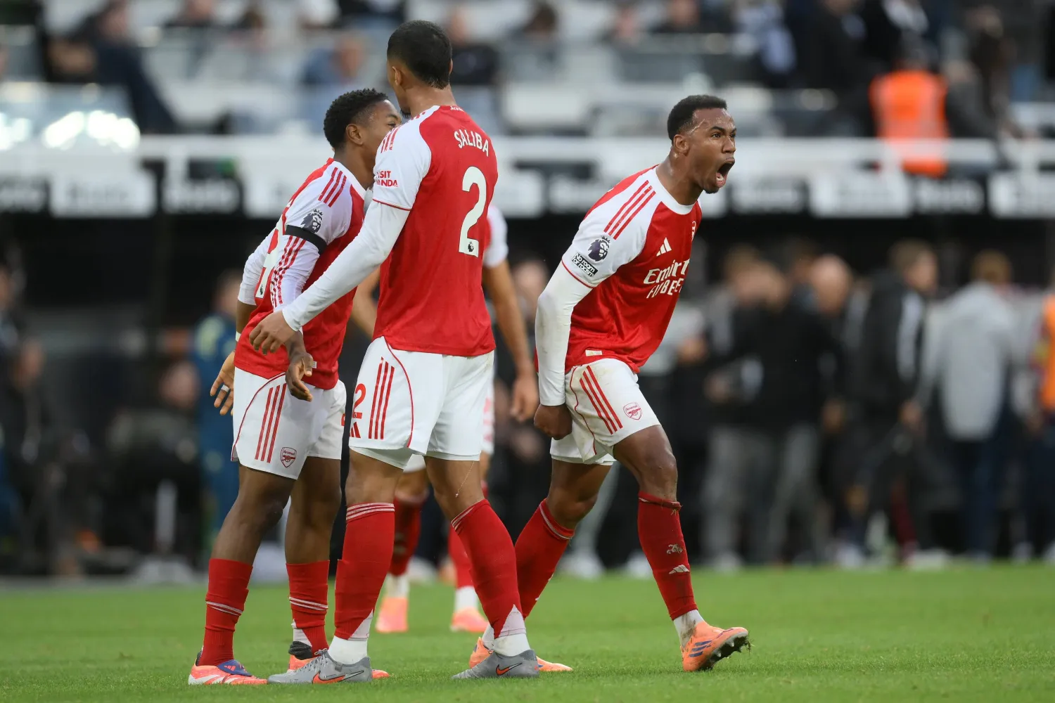 مدافع آرسنال البرازيلي غابرييل يصرخ فرحاً بهدفه القاتل في مرمى نيوكاسل (إ.ب.أ)