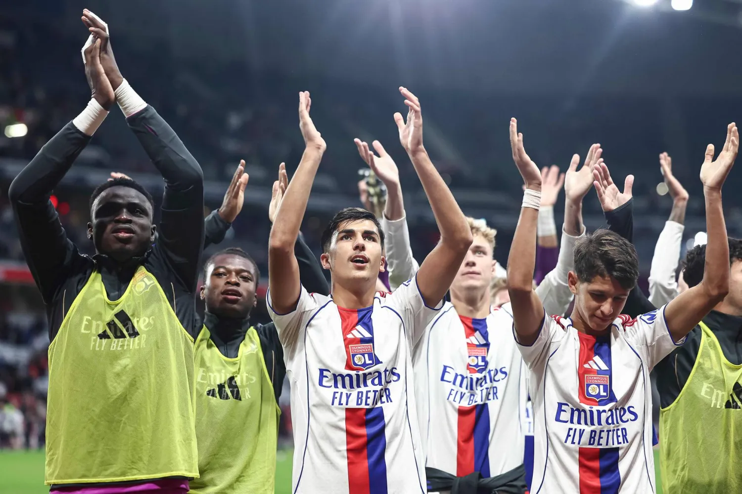 فرحة لاعبي أولمبيك ليون بالفوز الثمين على ليل (أ.ف.ب) 