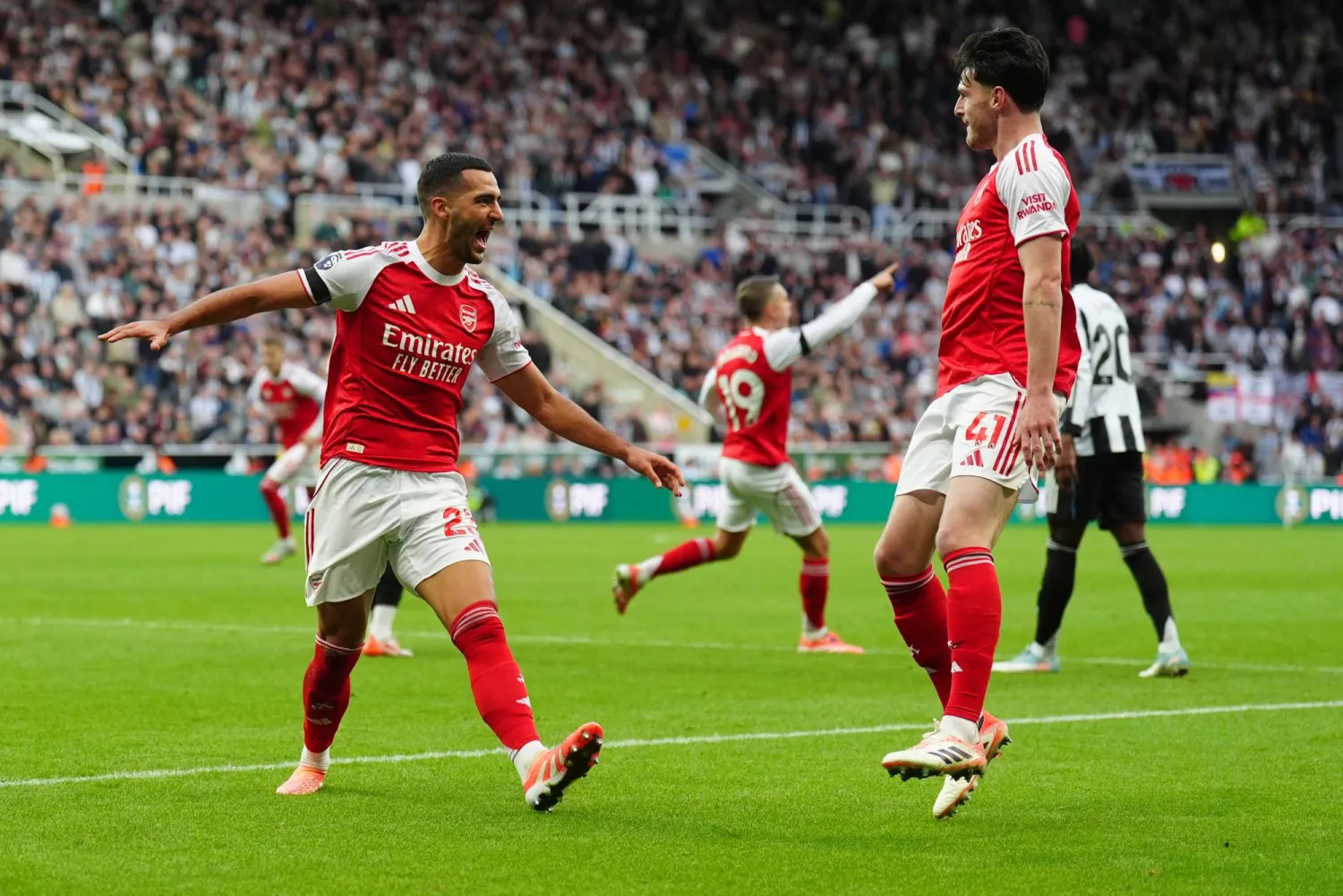 ميكل ميرينو لاعب آرسنال (يسار) يحتفل مع زميله ديكلان رايس بهدف التعادل في مرمى نيوكاسل (د.ب.أ)