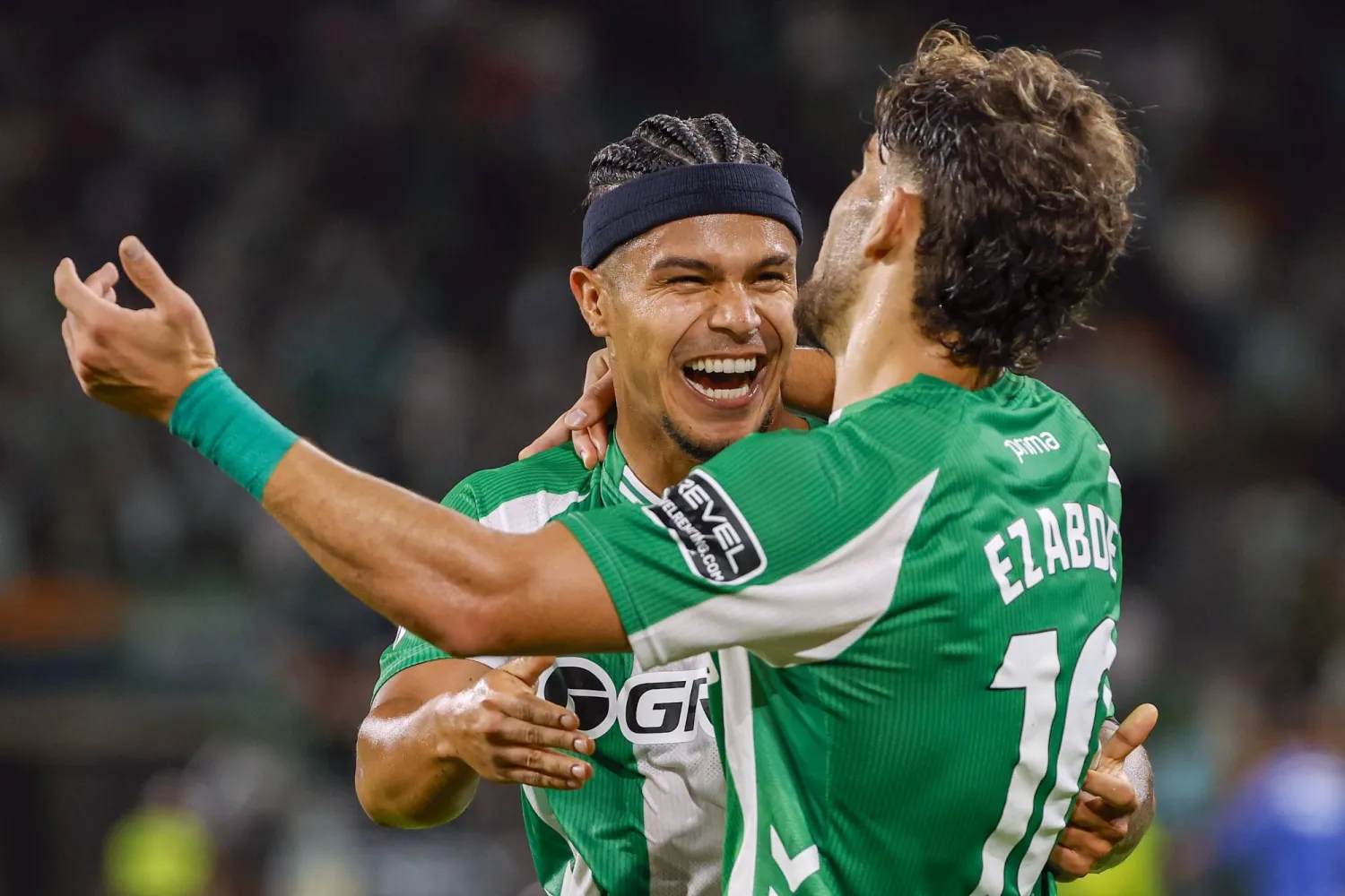 فرحة لاعبي ريال بيتيس بالفوز على أوساسونا (إ.ب.أ)