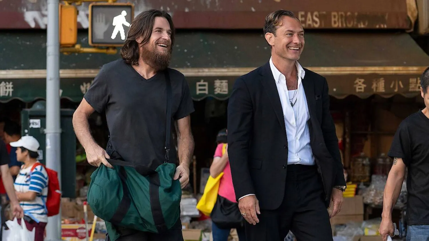 جود لو وجيسون بايتمان بطلا «الأرنب الأسود» (نتفليكس)