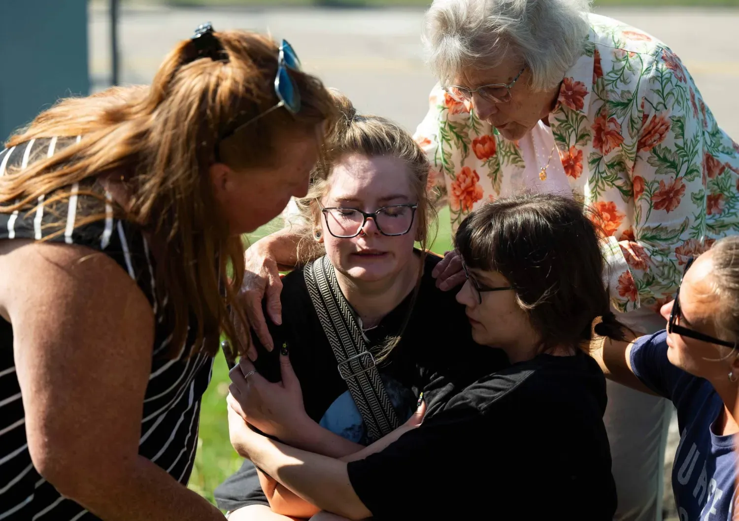 ABD'nin Michigan eyaletindeki bir Mormon kilisesine düzenlenen saldırıdan kurtulan kişiye yakınları teselli veriyor (AP)