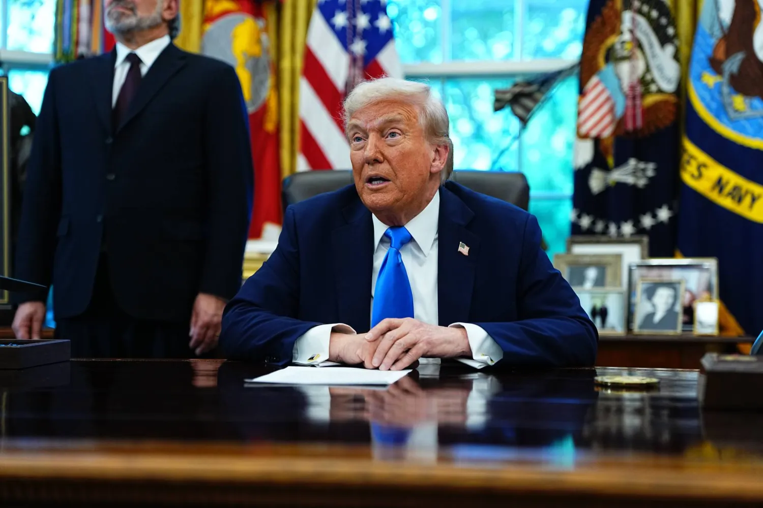 ترمب يتحدث إلى وسائل الإعلام في المكتب البيضاوي للبيت الأبيض في واشنطن (إ.ب.أ)