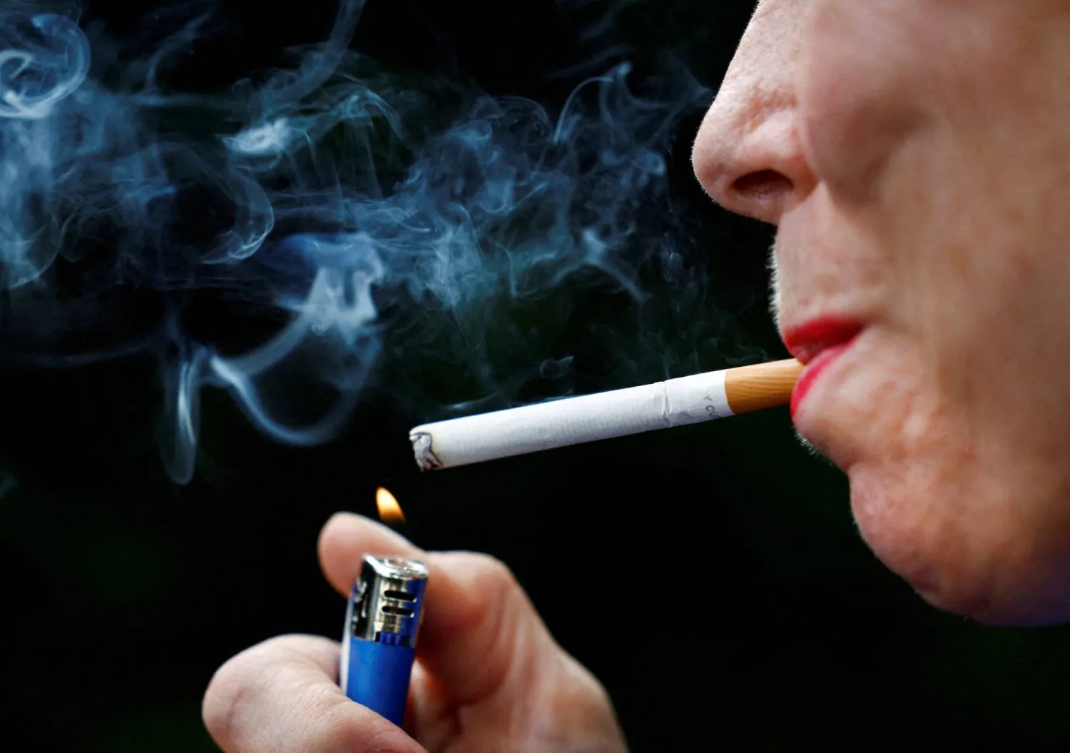 الشخص قد يشيخ بشكل أسرع إذا كان والده بدأ التدخين خلال فترة البلوغ (رويترز)