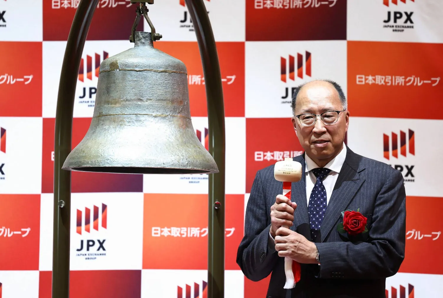 رئيس مجموعة «سوني فاينانشال غروب» توشيهيدي إندو يدق جرس بدء التداول في بورصة طوكيو صباح يوم الاثنين (أ.ف.ب)