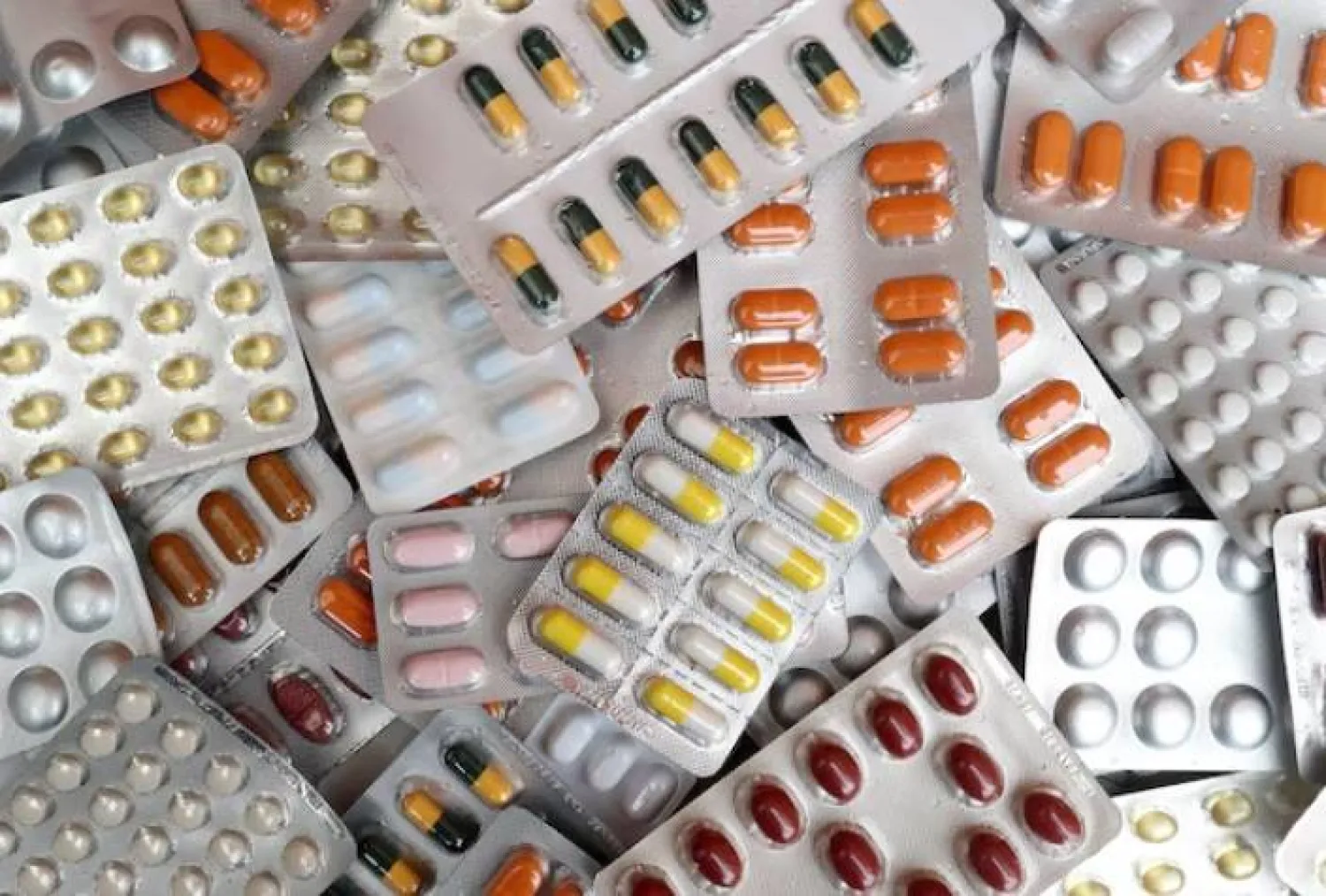 صورة توضيحية تعرض مجموعة متنوعة من حبوب الأدوية (رويترز)