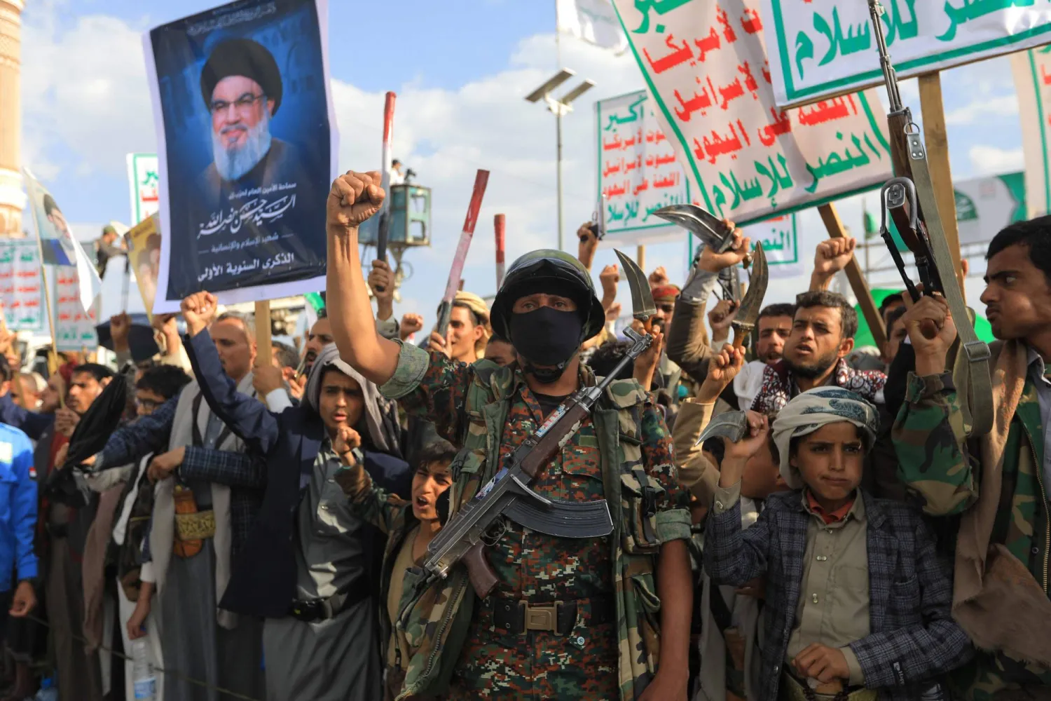 عناصر حوثيون يُحيون في صنعاء ذكرى مقتل حسن نصر الله زعيم «حزب الله» اللبناني الأسبق (أ.ف.ب)
