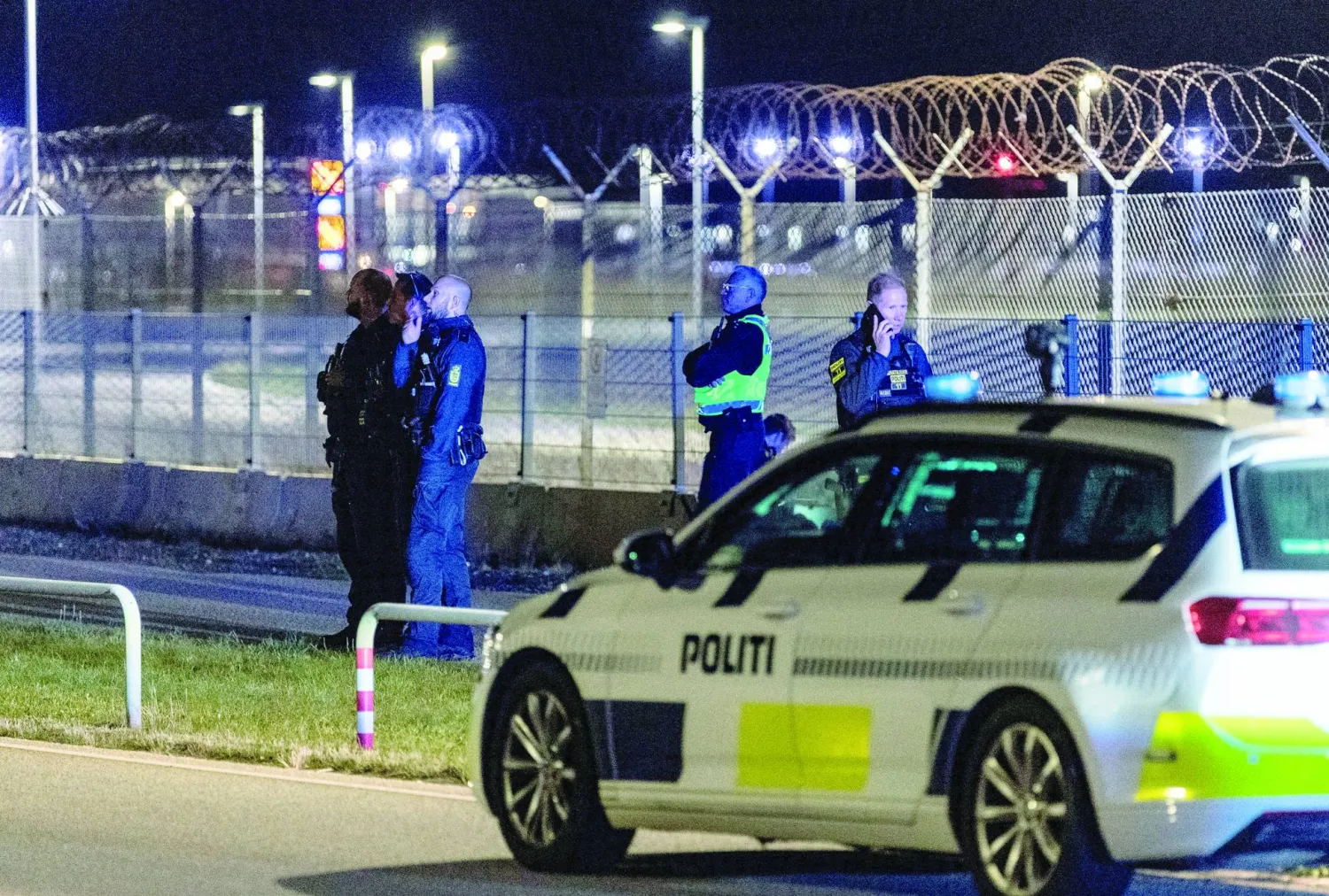 الشرطة الدنماركية بمحيط مطار كوبنهاغن بعد رصد مسيّرات مجهولة حلّقت فوقه (رويترز)