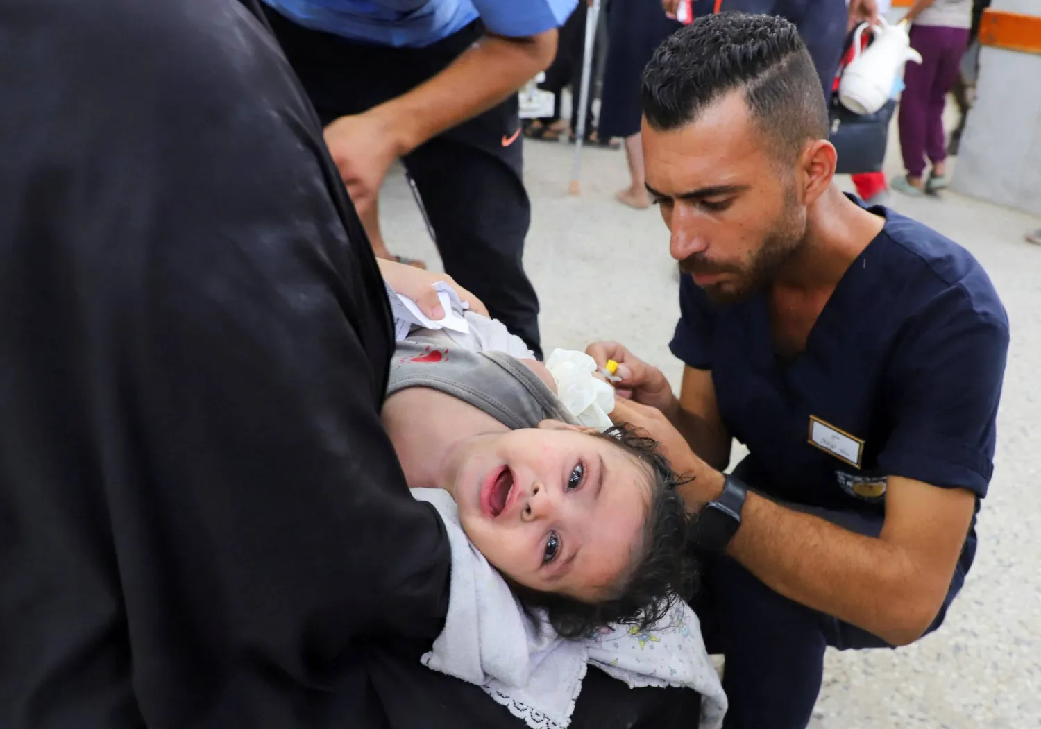 طفلة فلسطينية مصابة تتلقى العلاج في «مستشفى الشفاء» إثر الإصابة بغارة إسرائيلية في مدينة غزة اليوم (رويترز)