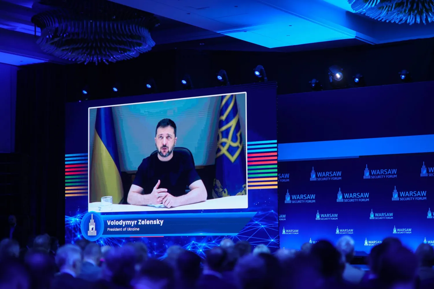 الرئيس الأوكراني فولوديمير زيلينسكي يلقي كلمة عبر الفيديو في «منتدى وارسو للأمن»... (إ.ب.أ)