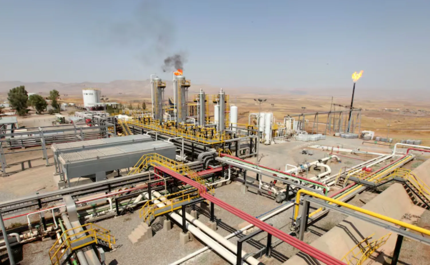 A flame rises from a chimney of an oil field in Iraq's Kurdistan region, August 16, 2014. REUTERS/Azad Lashkari/File Photo 