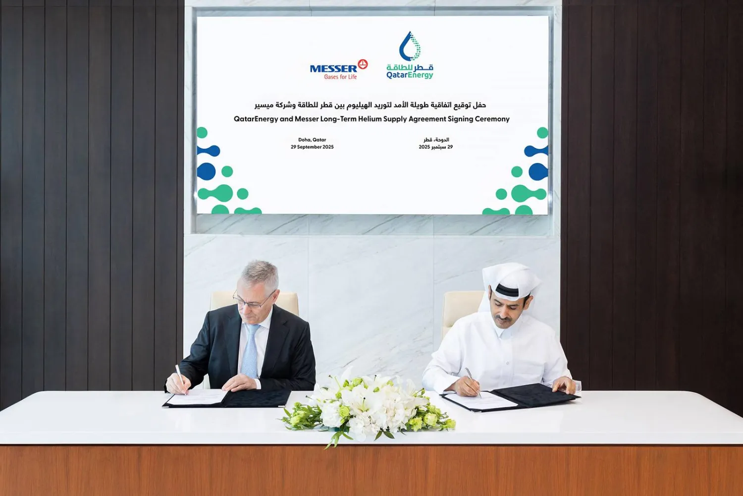 سعد الكعبي العضو المنتدب لـ«قطر للطاقة» وبيرند أوليتس الرئيس التنفيذي لشركة ميسير خلال توقيع الاتفاقية (قطر للطاقة)