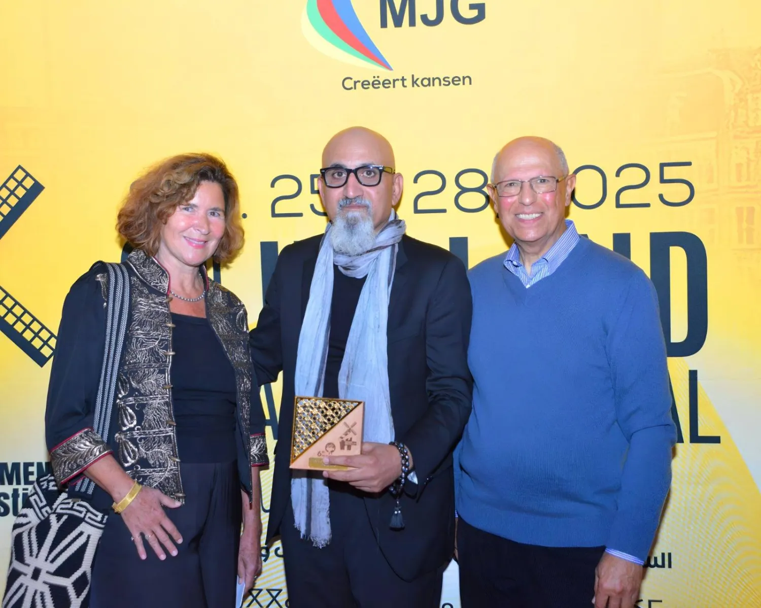 عدي رشيد مخرج فيلم أناشيد آدم مع لجنة التحكيم (الشرق الأوسط)