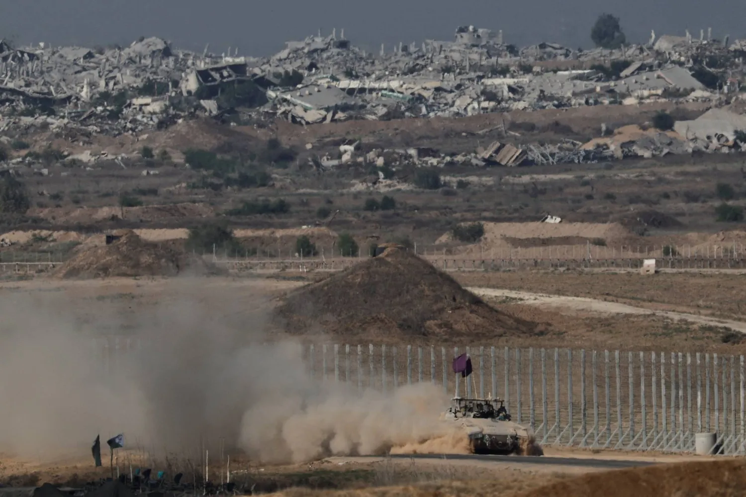 ناقلة جند مدرعة على الجانب الإسرائيلي من الحدود مع غزة يوم الاثنين (رويترز)