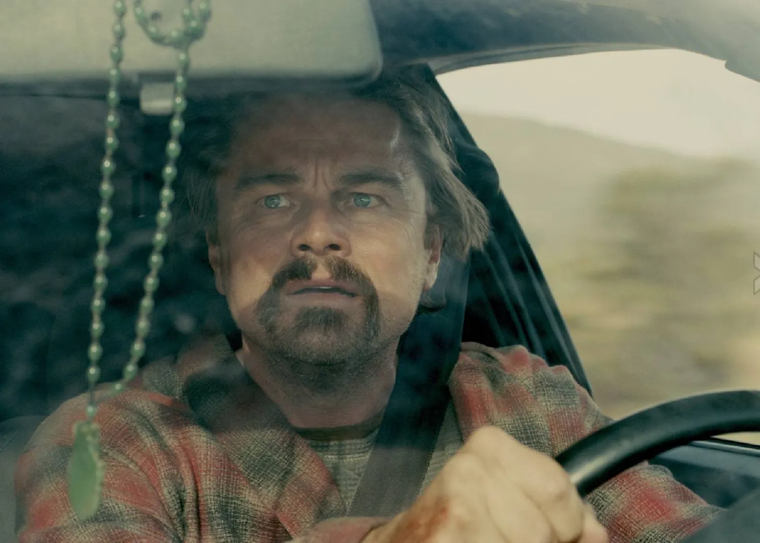 ليوناردو ديكابريو في مشهد مطاردة (وورنر)