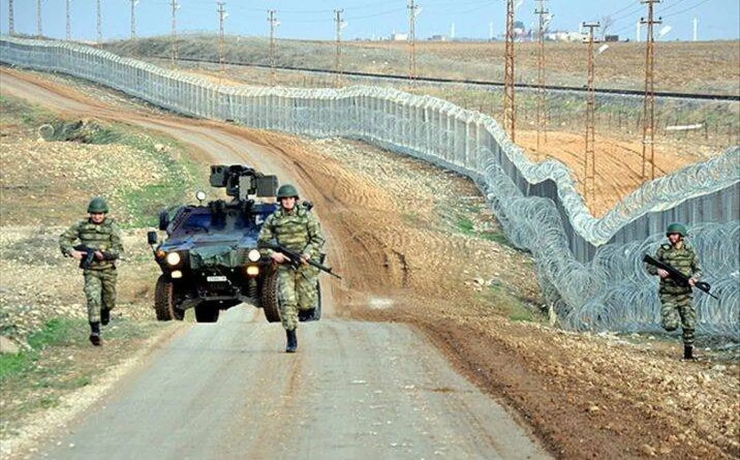 أنشأت تركيا سياجاً بطول حدودها مع سوريا الممتدة لمسافة 911 كيلومتراً لمنع تسلل العناصر الإرهابية والمهاجرين غير النظاميين (وزارة الدفاع التركية)