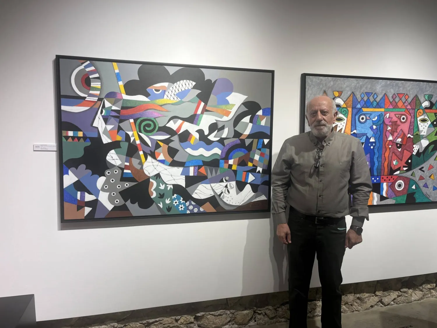 يعبر من ألم المتلقي إلى الضوء والأمل (غاليري آرت ديستريكت) 