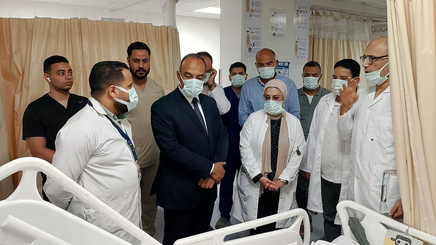 نائب محافظ المنيا خلال زيارته مصابي الحادث (محافظة المنيا)